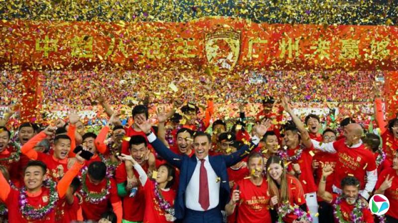 金色与粉红色的纸花纷飞,广州恒大主教练法比奥·卡纳瓦罗与球员们庆祝于2019年12月1日在中国广东省广州市夺得2019年中国足球超级联赛冠军