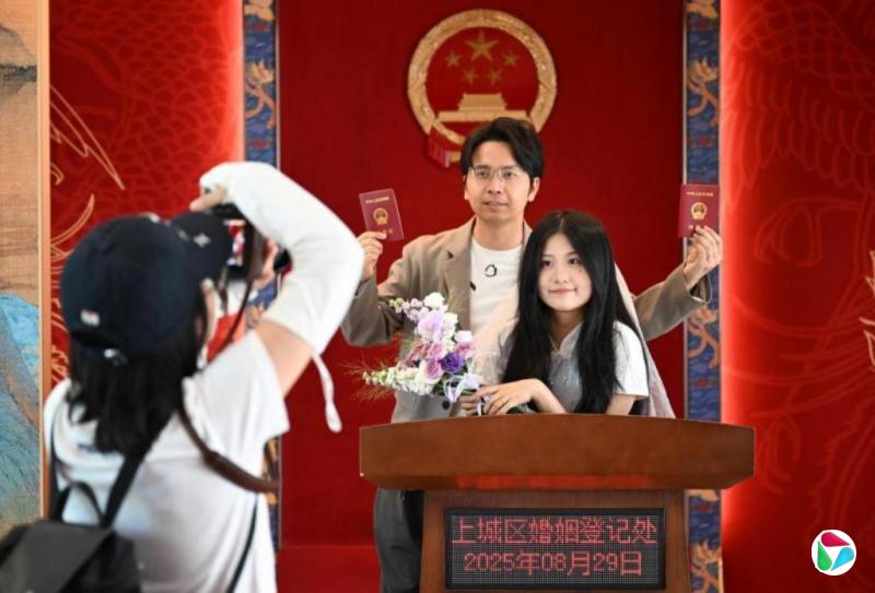 中国婚姻登记全国通办 七夕多地现领证高峰