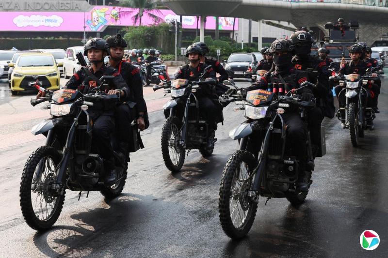 8月31日,印尼镇暴警察骑电单车在雅加达市中心巡逻。(路透社)