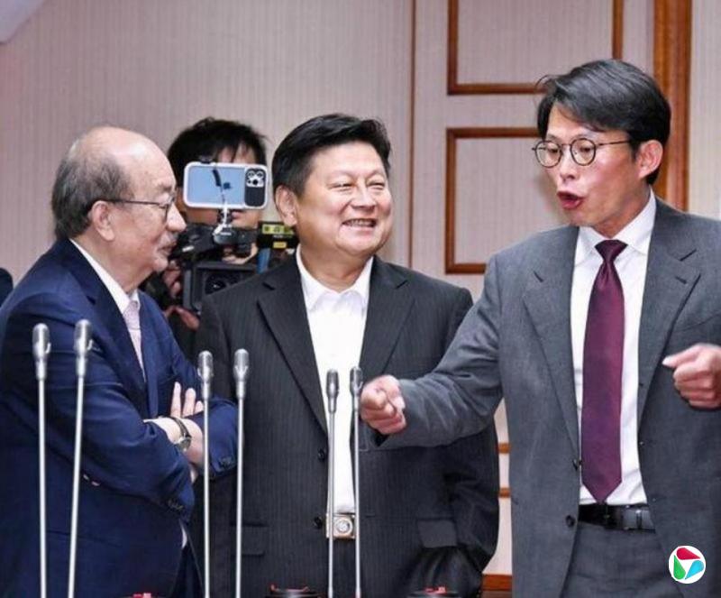 柯建铭出席国民党团干部交接:来递橄榄枝