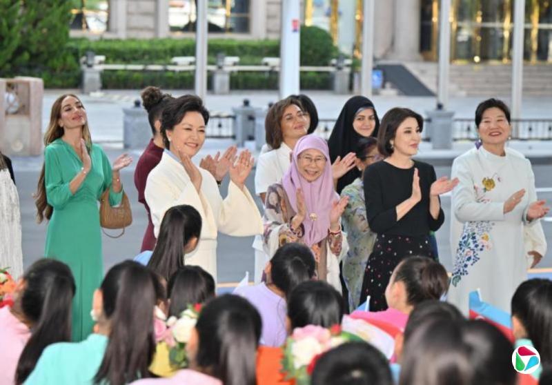 彭丽媛同出席上合峰会的领导人夫人游天津海河