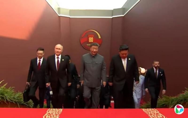 习近平普京金正恩齐登天安门城楼同框