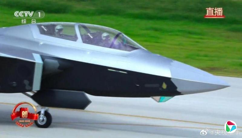 歼-20S双座隐身战机亮相九三阅兵