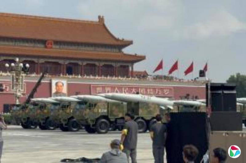 中国多家公司全员带薪放假看九三阅兵