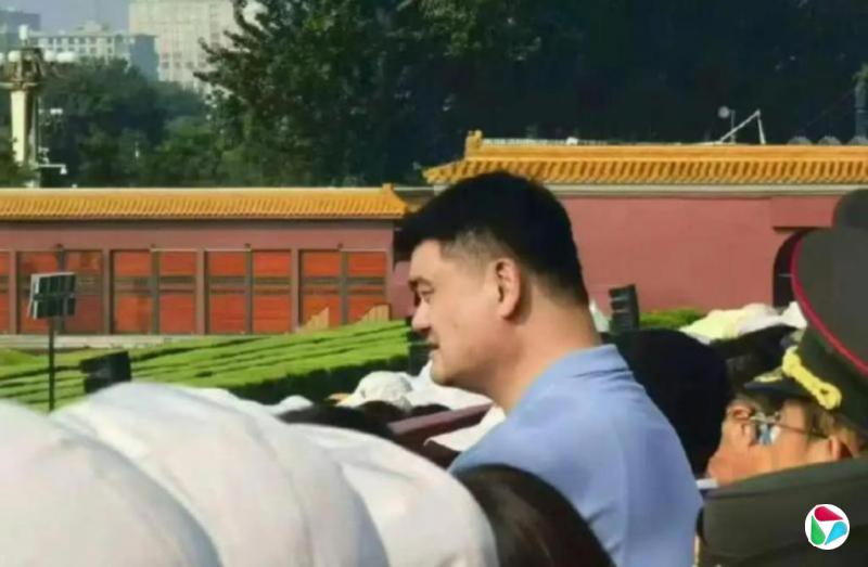 姚明甄子丹郑钦文等文体明星观礼阅兵式