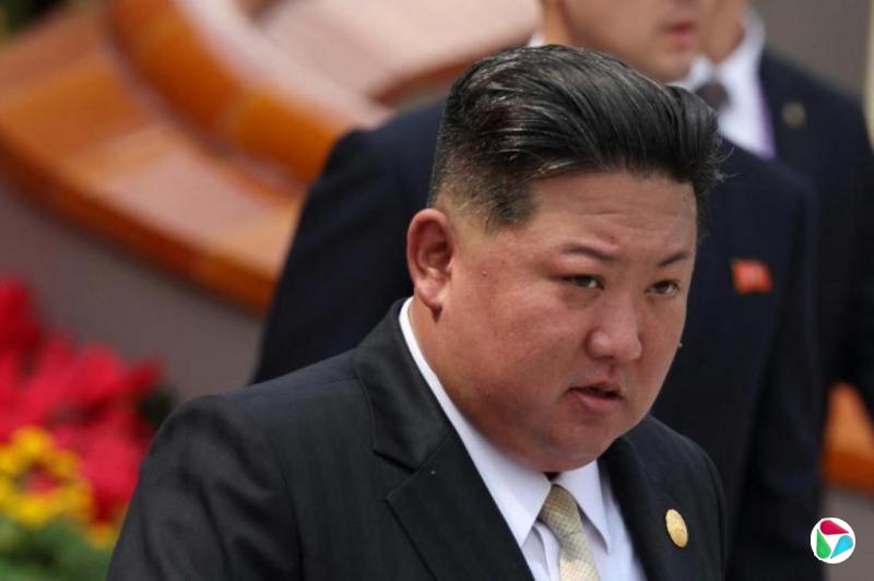 参加九三阅兵 金正恩与韩国国会议长握手