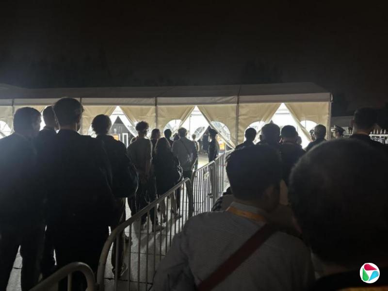 花絮:媒体漏夜报到过层层安检