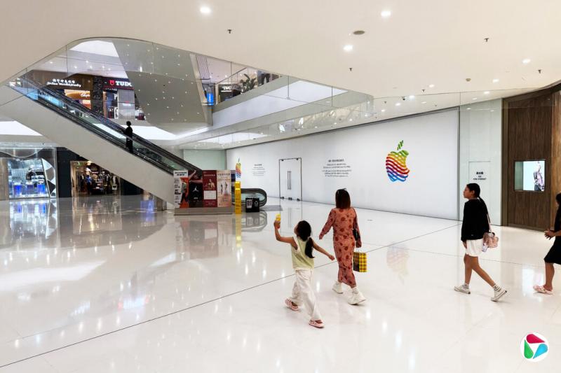 大连银泰城底层的苹果店已经闭店,这座商场现在人流稀少。