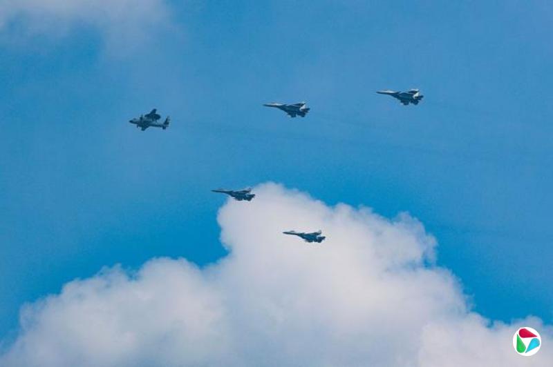 中国人民解放军空军战机列队飞行。
