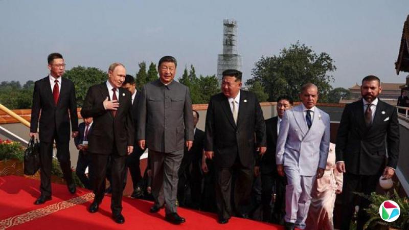 2025年9月3日,(从左到右)俄罗斯总统普京与中国国家主席习近平和朝鲜领导人金正恩一起走在北京天安门广场。