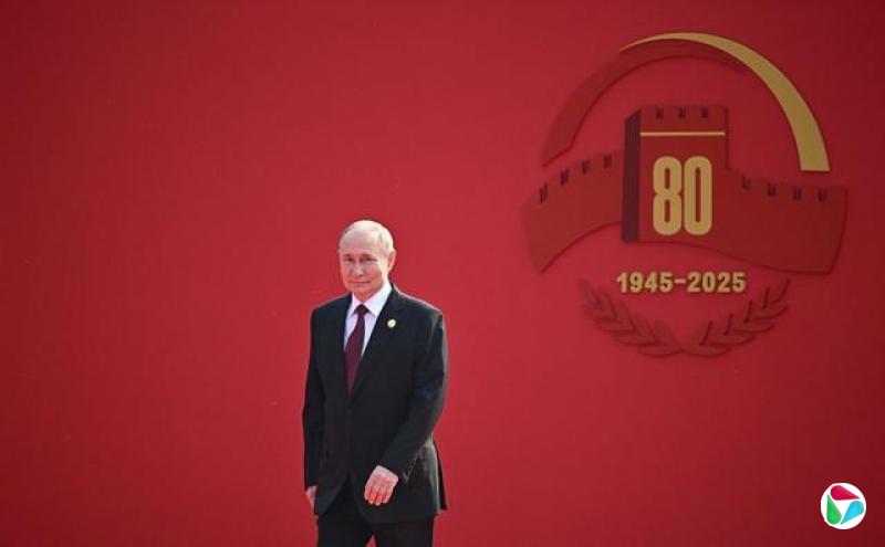 俄罗斯总统普京站在红色布景版前