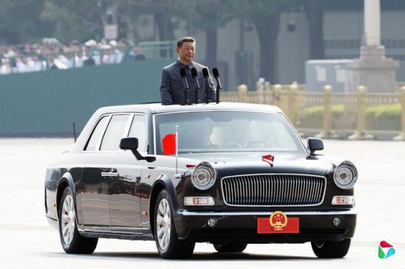 中国国家主席习近平搭乘阅兵车检閱部队。