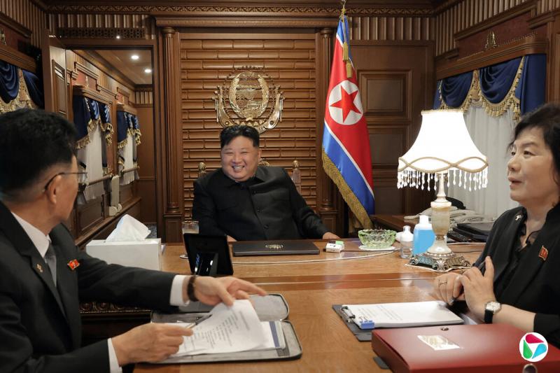 朝鲜国家通讯社发布的另一张照片显示,金正恩周一与两名助手乘坐列车前往北京。