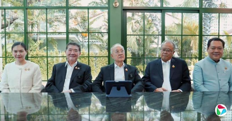 为泰党力挽狂澜保政权  承诺一旦任相立即解散国会