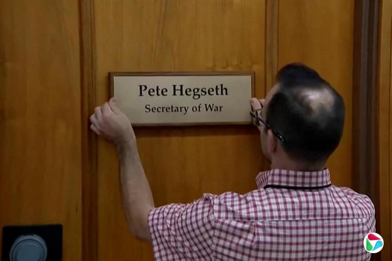 美国国防部长赫格塞斯办公室外挂的名牌已换成“战争部长”。(路透社)
