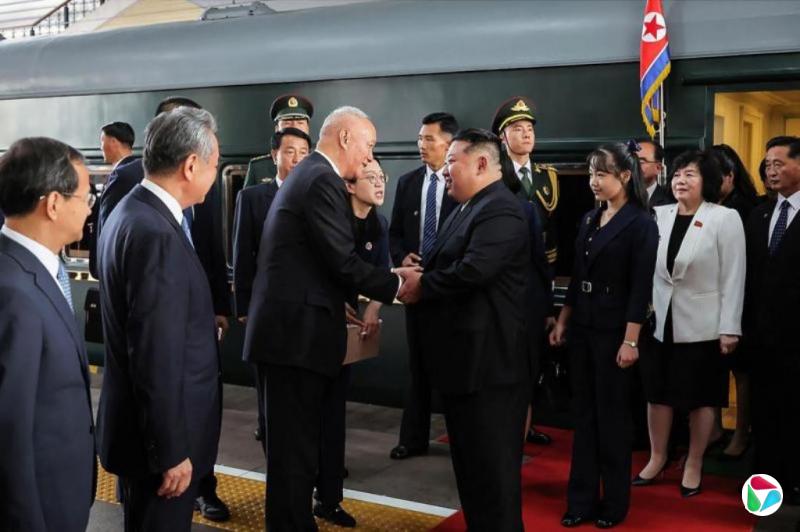 金正恩携女访华露“接班人”端倪 引发“第四代世袭”猜测