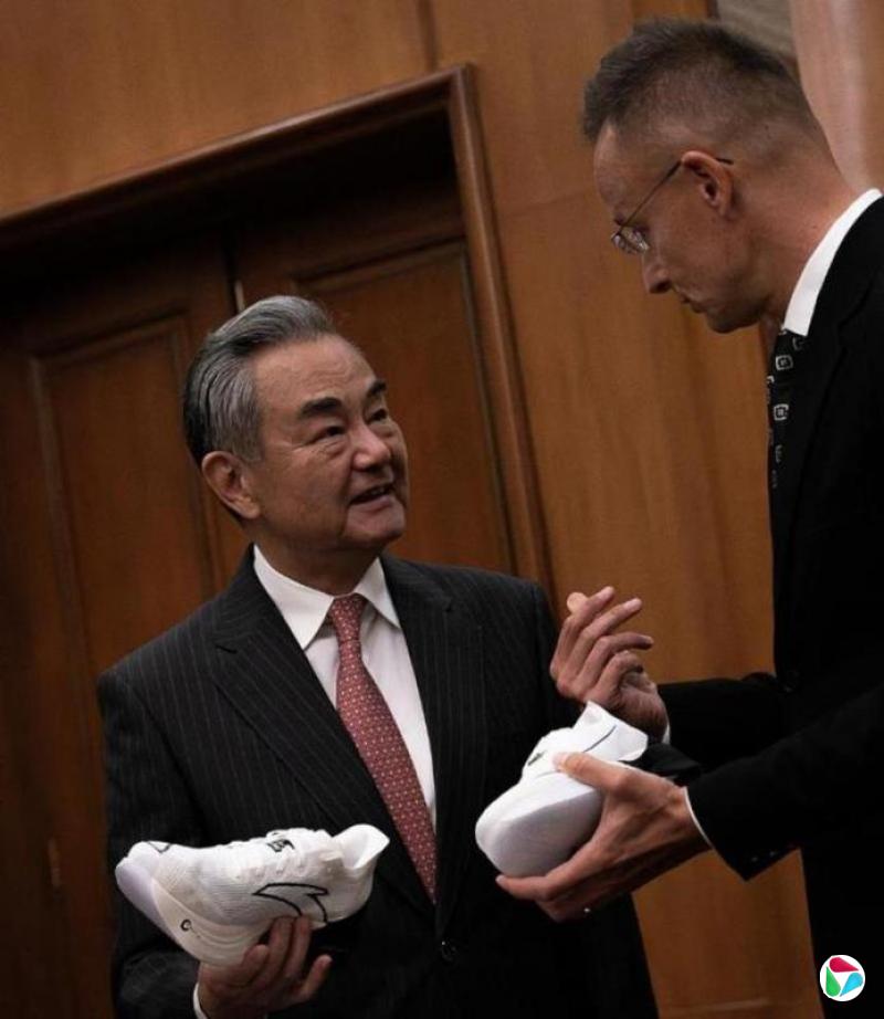 王毅赠送匈牙利外长安踏跑鞋 同色多平台售罄