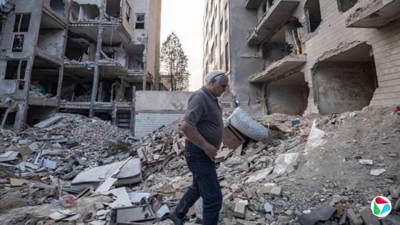 一名伊朗老人在德黑兰街头的废墟中行走,这些住宅建筑在伊朗—以色列持续12天的战争中被炸毁。