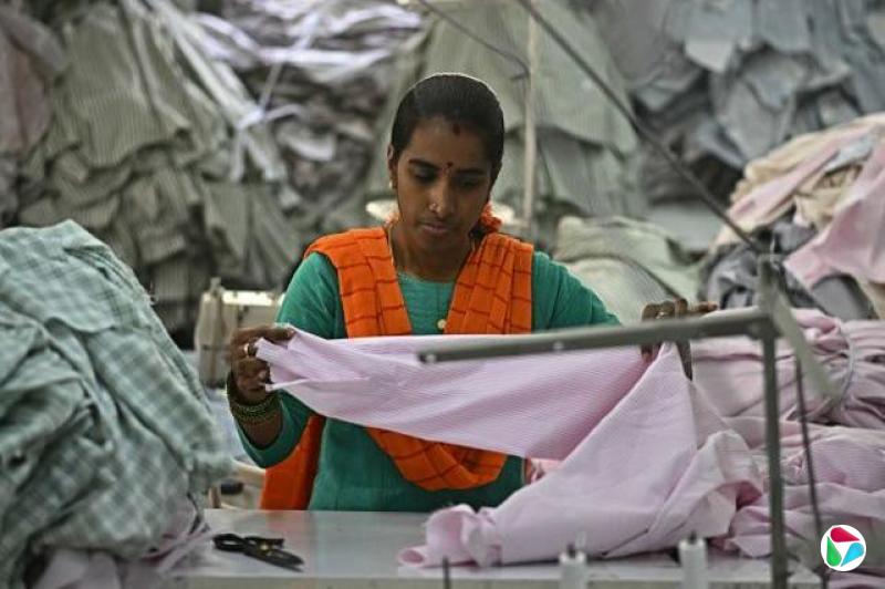 2025年8月25日,一名服装工人在班加罗尔的一家服装制造厂对订制衬衫进行分类。