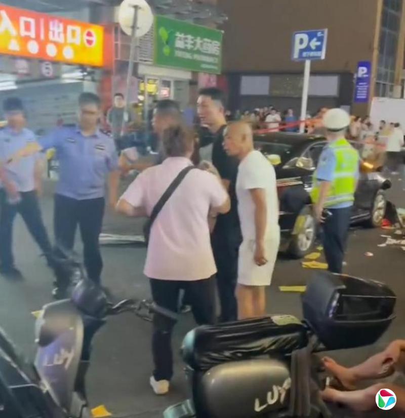 武汉闹市区汽车撞人七伤