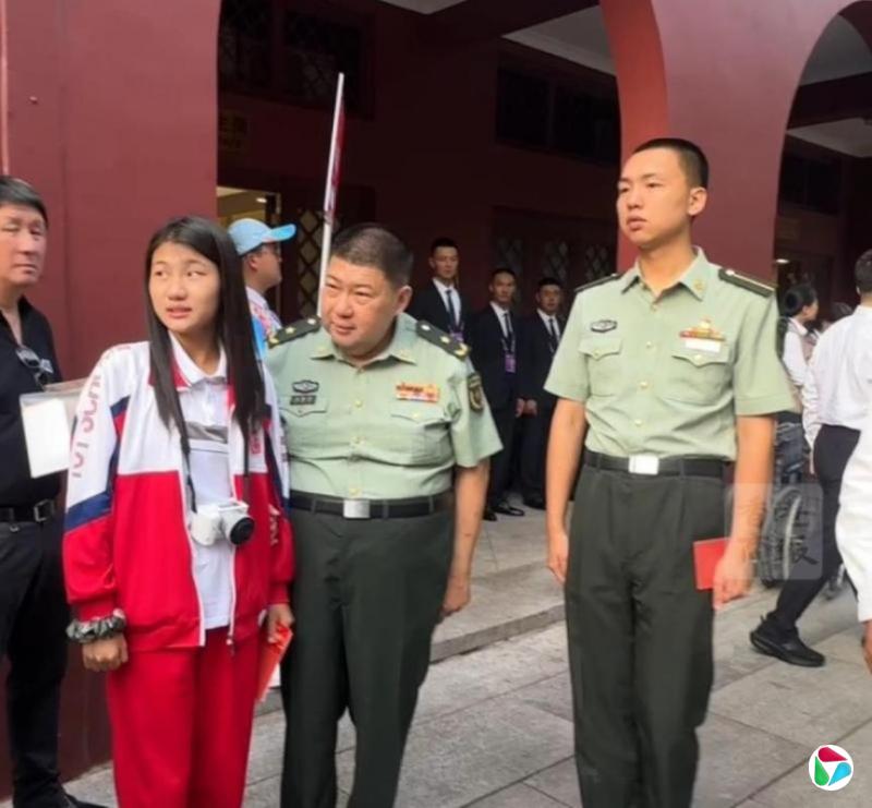 毛泽东孙子毛新宇一家四口观看九三阅兵 话题登热搜