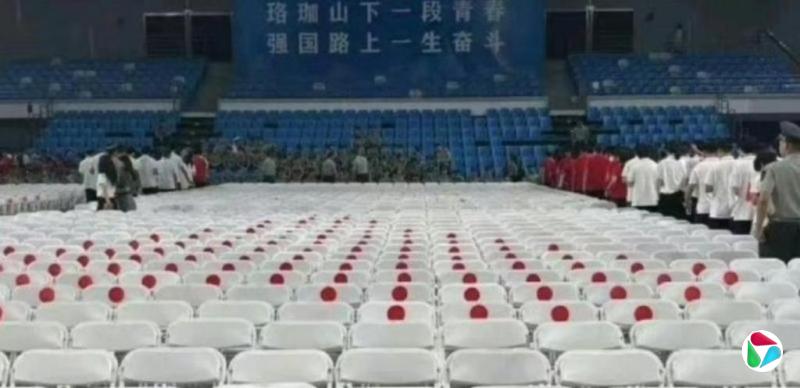 武大座椅贴红标被指像日本旗 校方迫于压力致歉