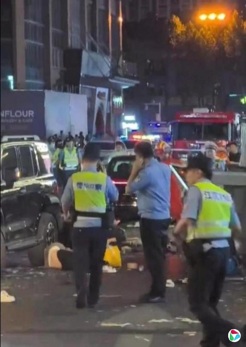 中国武汉闹市汽车撞人致七伤 24岁肇事司机被捕