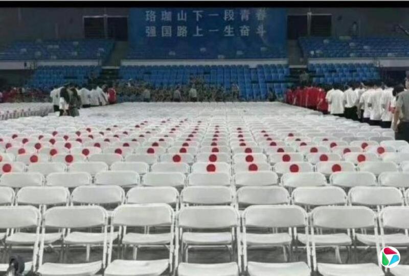 武汉大学座椅贴红色圆形标签 被质疑像日本国旗