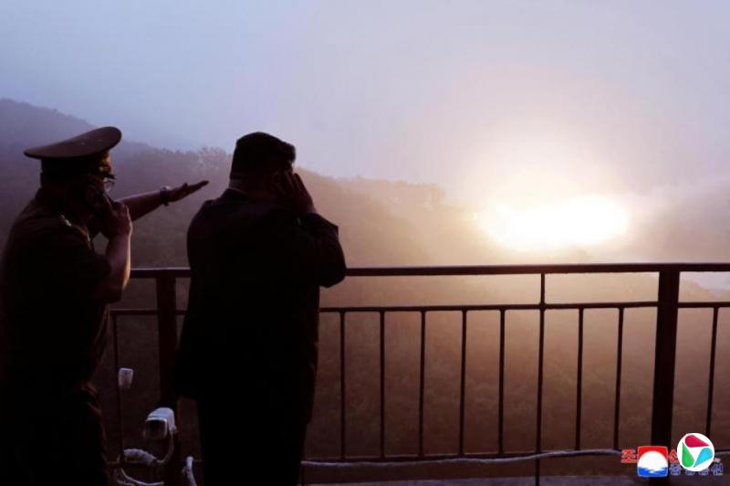 朝鲜进行新型洲际导弹碳纤维固体发动机点火试验