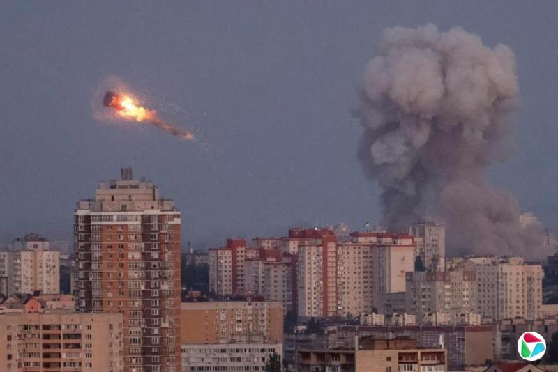 俄对乌发动最大规模空袭 特朗普威胁实施更多制裁