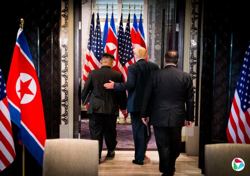 特朗普总统与朝鲜领导人金正恩的关系反复无常。2018年,两人在新加坡圣淘沙岛会面。