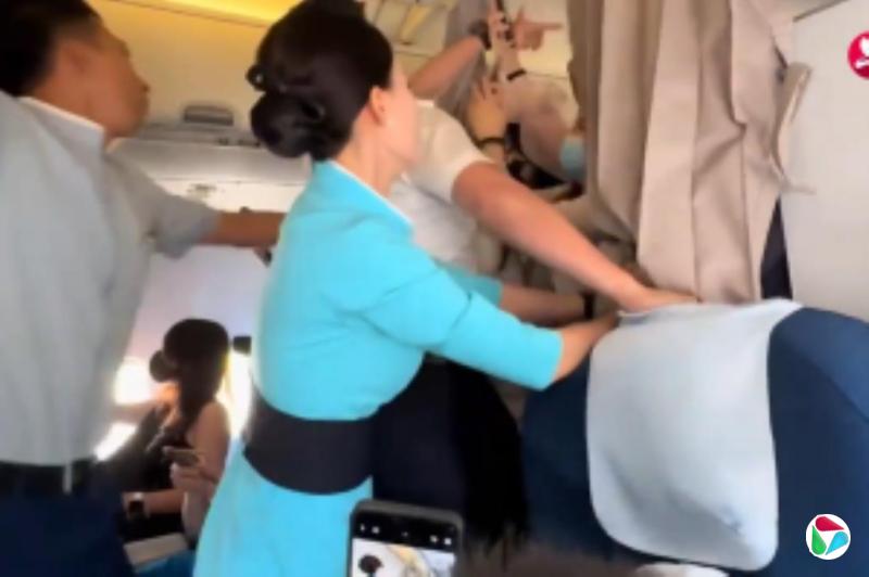 狂热粉丝接明星导致高铁开封北站严重拥堵