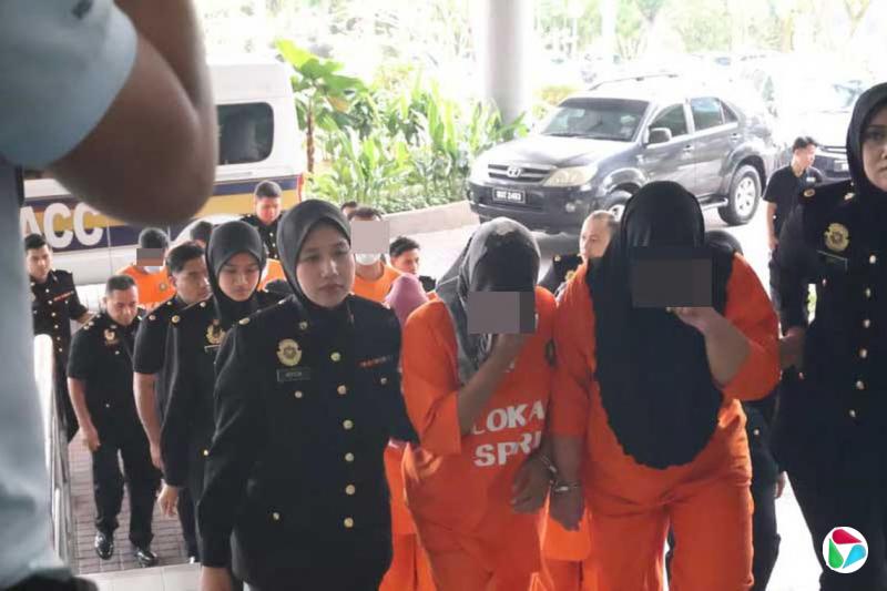 部分嫌犯被带往推事庭申请延扣。(中国报)