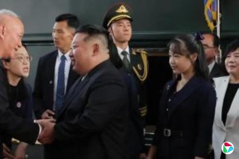 韩情报机构:金正恩携女访华为接班作铺垫