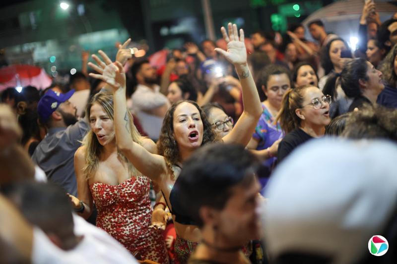 巴西联邦最高法院宣布,博索纳罗策划政变罪名成立后,一些巴西利亚民众在街头欢呼庆祝。(路透社)