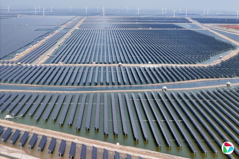 山东省的太阳能电池板和风力发电机,摄于6月。