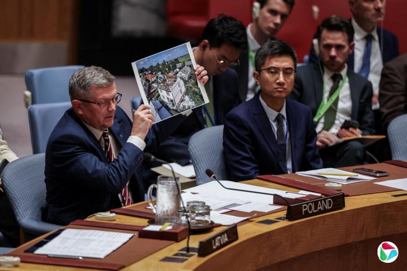 波兰国务卿博萨茨基向安理会展示多张照片,指被击落无人机的部分部件上有俄罗斯文字。(路透社)