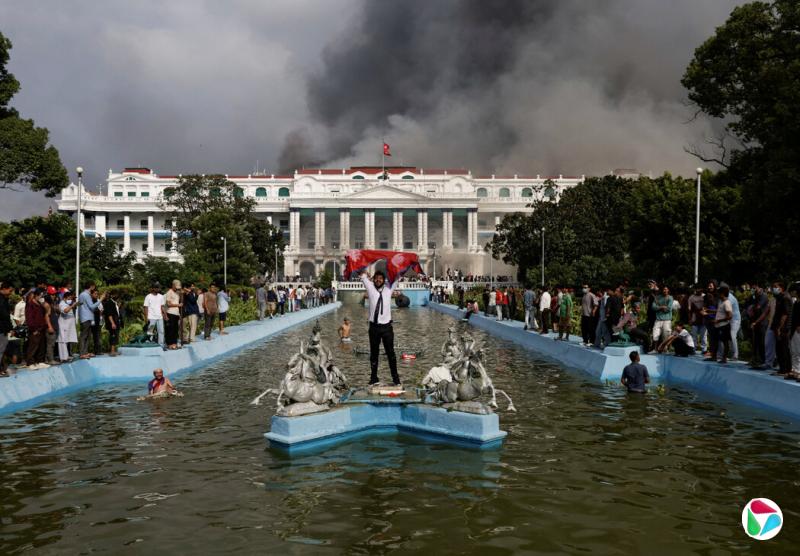 周二,加德满都辛哈杜巴尔的抗议者,这里是尼泊尔政府的办公地点。