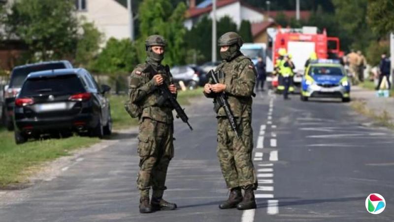 荷枪实弹士兵在街上