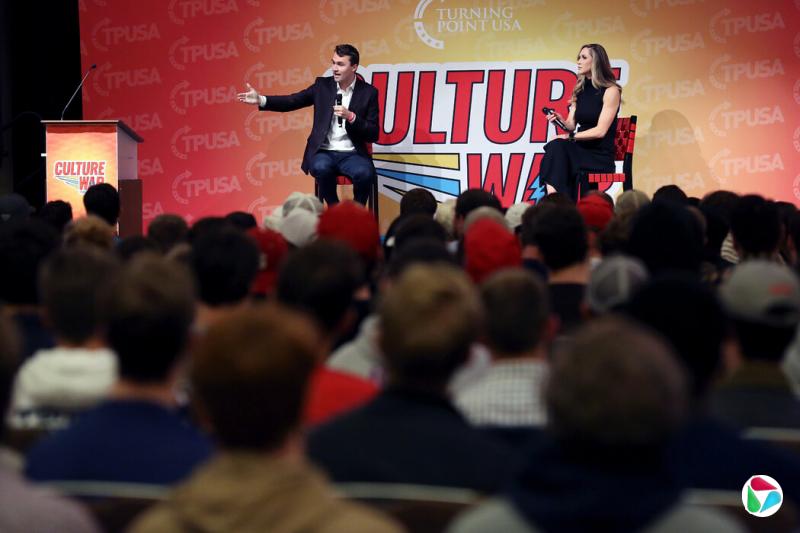 2019年,柯克(左)与特朗普的儿媳拉拉·特朗普在北卡罗来纳州立大学举行的“美国转折点”活动上合影。