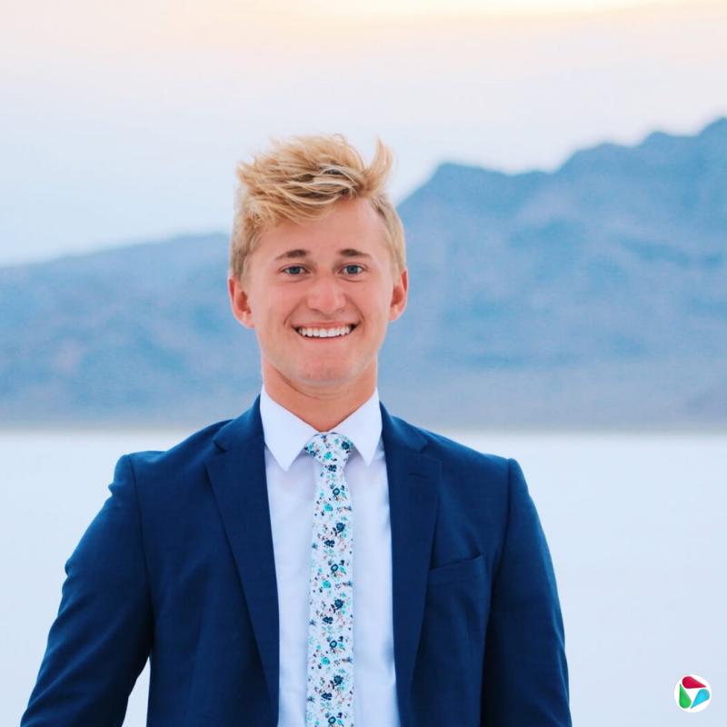 “说出自己的信念是件挺可怕的事,尤其是在这种取消文化的背景下,”22岁的犹他谷大学学生波特·拉费伯说道。作为柯克的拥趸,他参加了周三的活动。