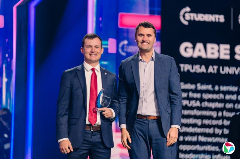 12月在亚利桑那州凤凰城的美国转折点组织活动上,盖布·圣与柯克合影。