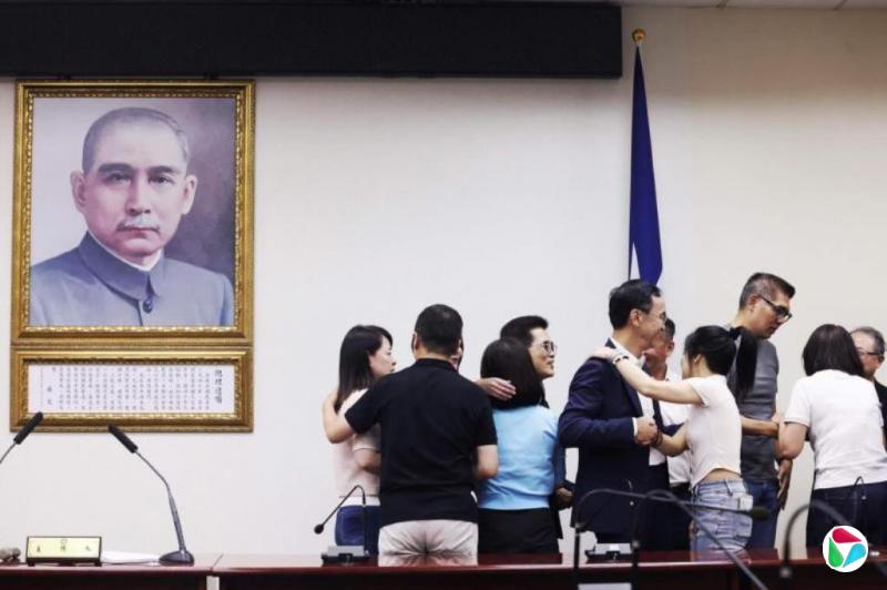 台湾特稿:蓝绿营内部大斗法 柯文哲交保掀波澜