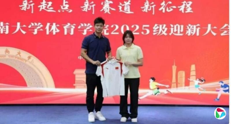 全红婵暨南大学报到 与苏炳添合影