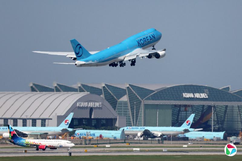 周三,一架大韩航空包机从仁川国际机场起飞,前往美国接回被拘留的韩国工人。