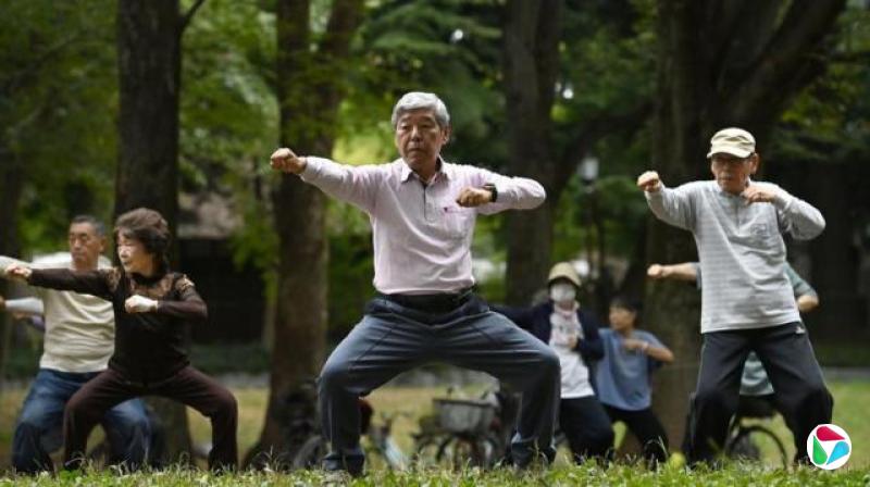 在“敬老日”,长者们在公园里进行健康体操。