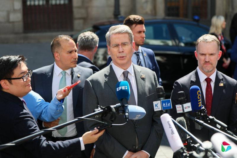 周一,财政部长斯科特·贝森特(中)和美国贸易代表贾米森·格里尔(最右)与中国官员举行贸易谈判后。