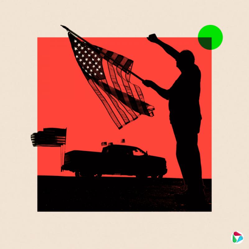 经过处理的图像显示,一名男子在纪念查理·柯克的集会上举起美国国旗并挥舞拳头。图片来源:Getty Images