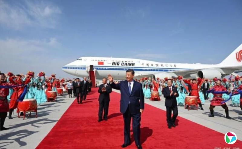 习近平抵达乌鲁木齐 出席新疆自治区70周年庆