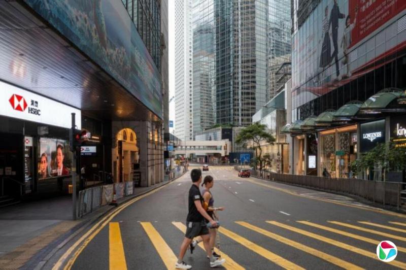 港股十号风球仍开盘 香港交易员涌入豪华酒店